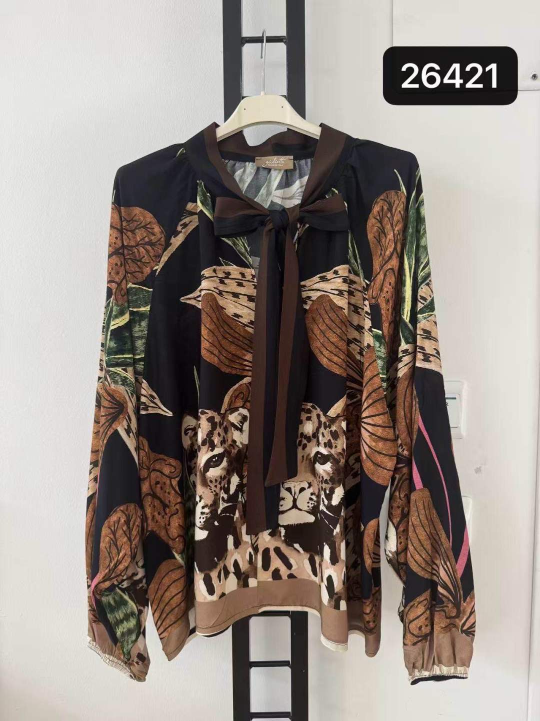 Bluse mit Stehkragen und Schleife