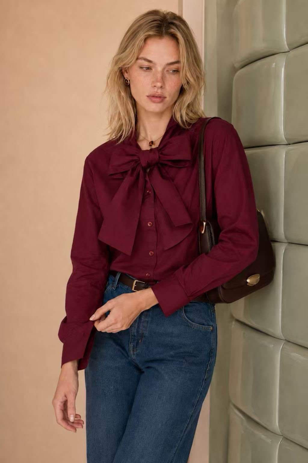 Bluse mit Stehkragen und Schleife