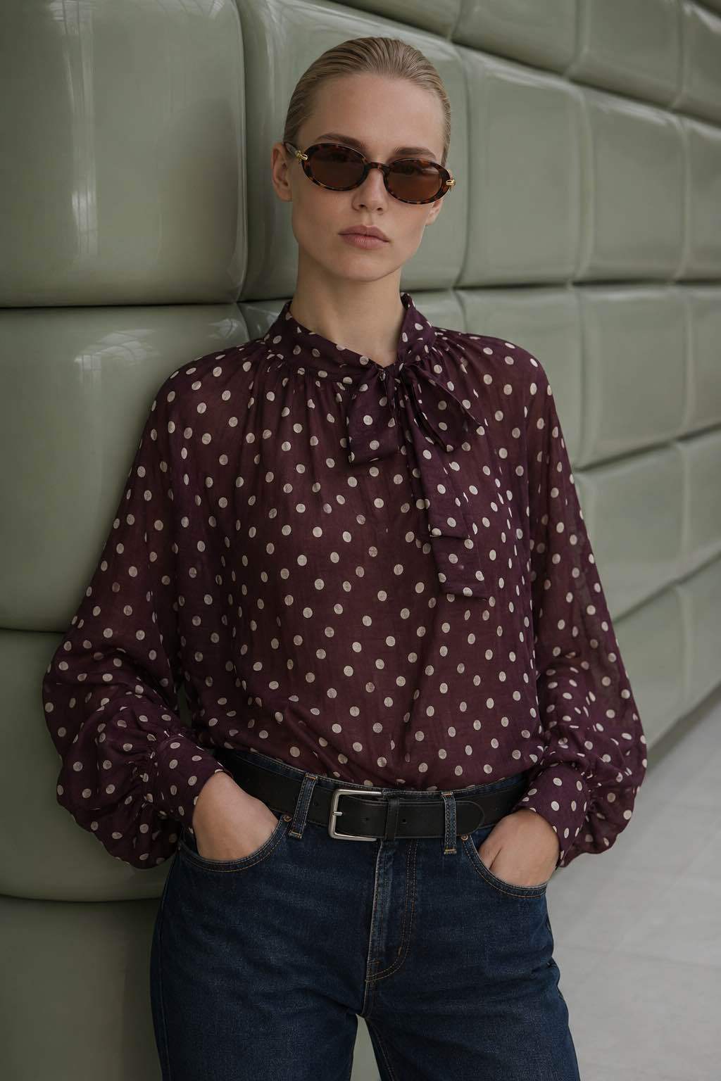 Bluse mit Stehkragen und Schleife