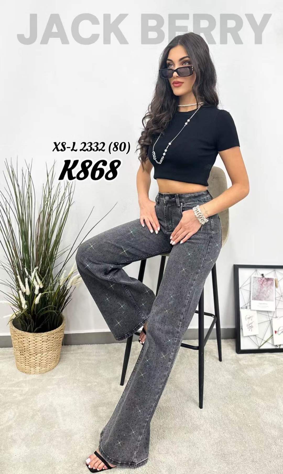 Weite Jeans mit Strasssteinen