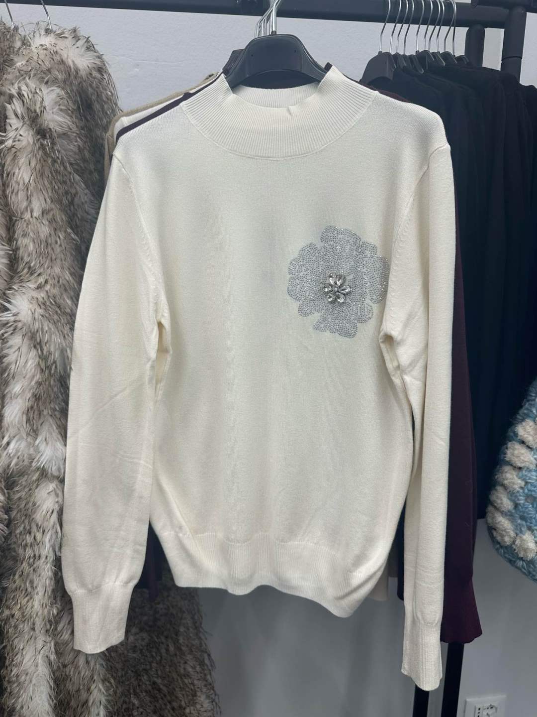 Pullover mit Halbkragen und Stickerei
