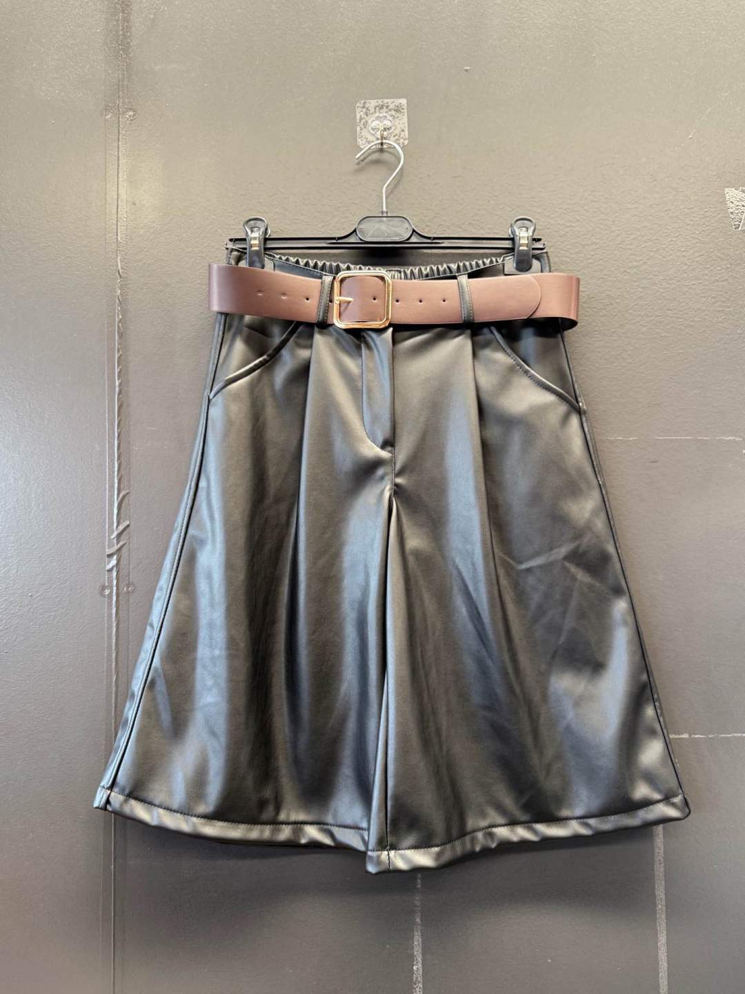 High‑Waist Shorts aus Kunstleder mit Gürtel