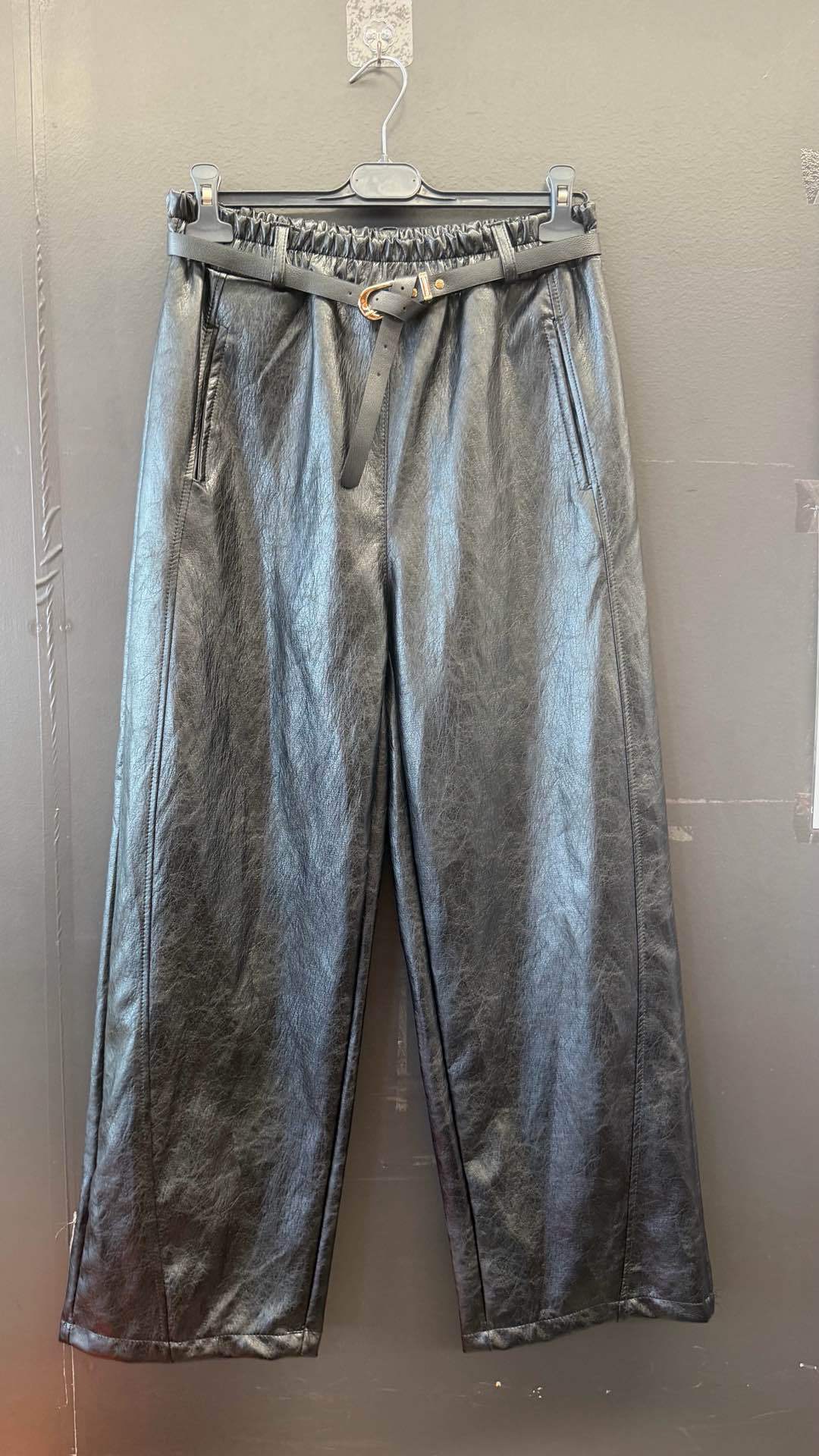 Weite Hosen mit hoher Taille aus Kunstleder