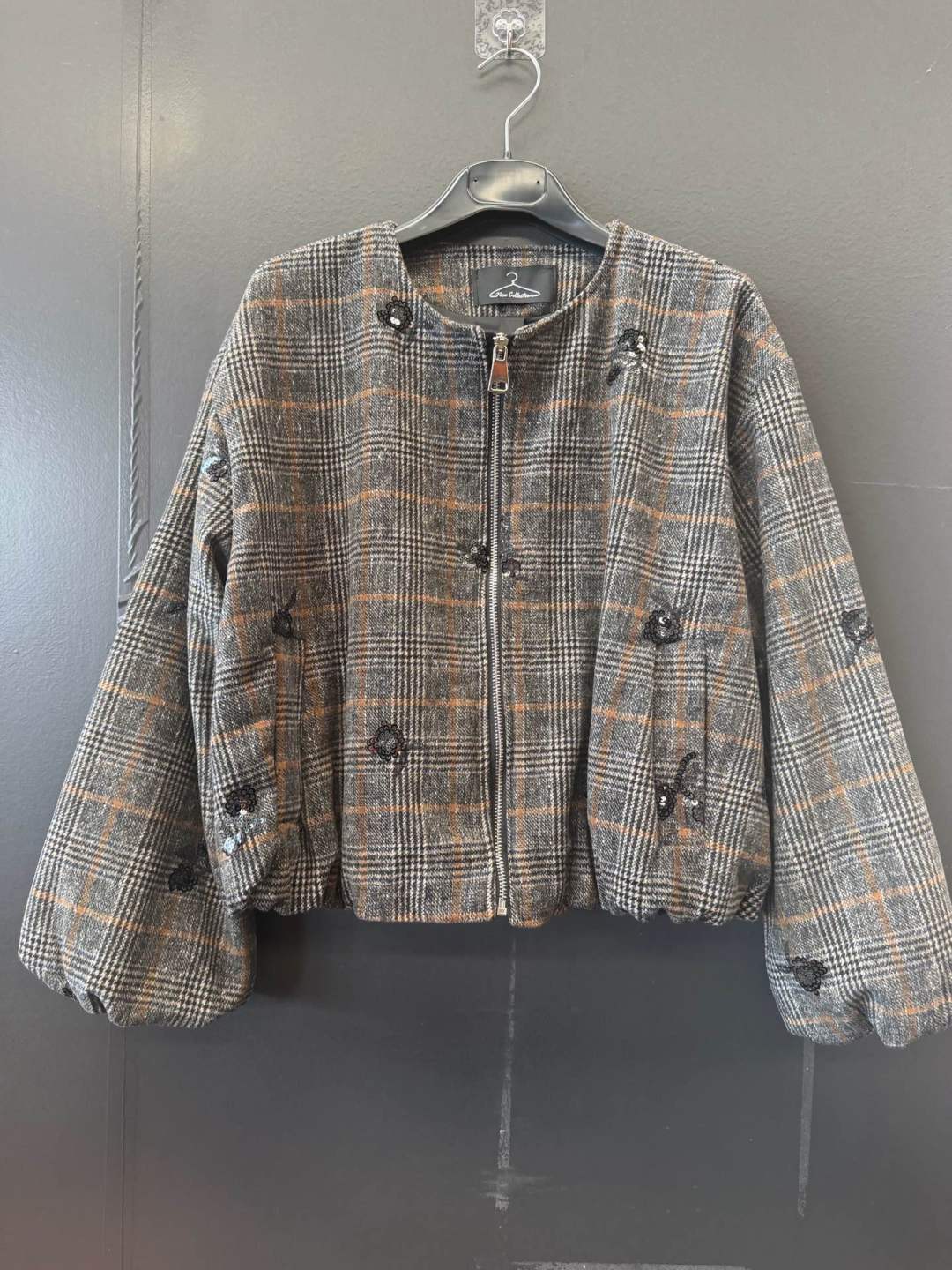 Kurze Bomberjacke mit Pailletten