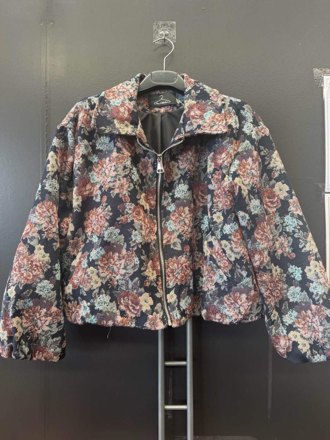Kurze Jacke mit Kragen