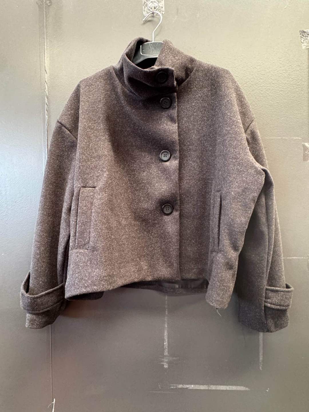Kurzer Mantel mit Stehkragen