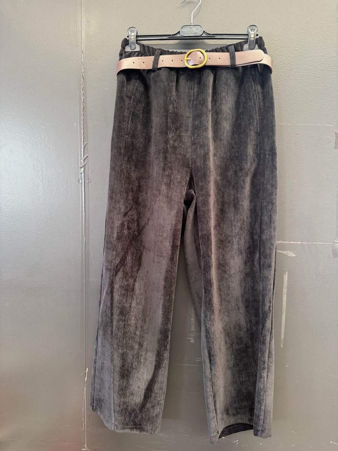 Weite Hose mit Gürtel