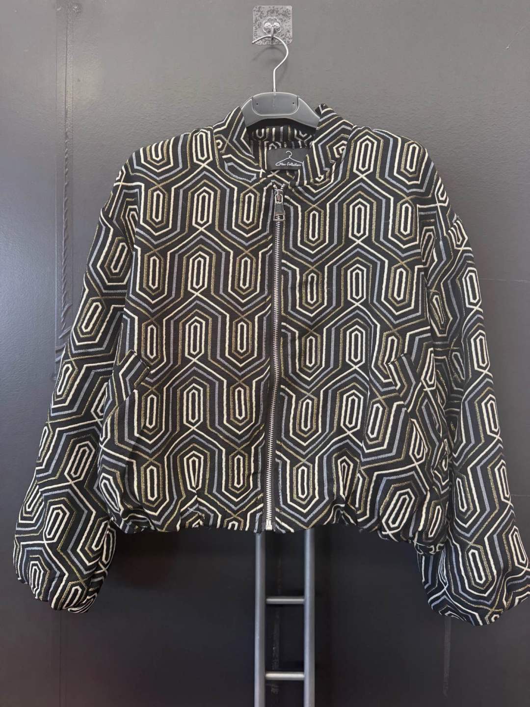 Kurze Bomberjacke mit geometrischem Muster