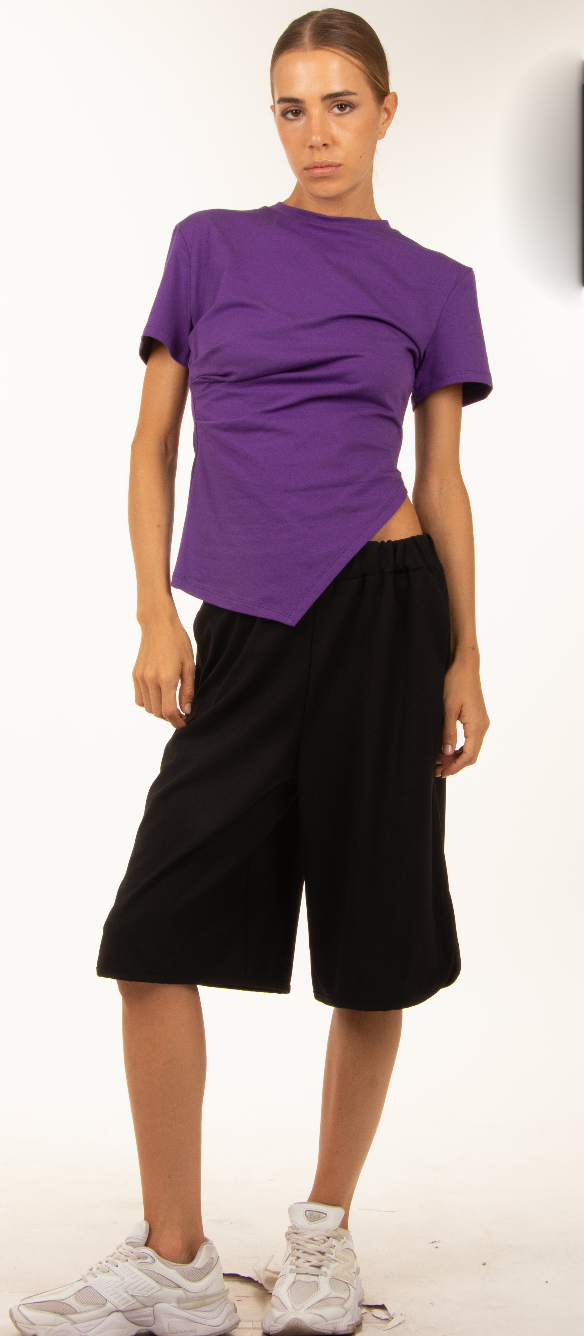 Figurbetontes T-Shirt mit asymmetrischem Saum