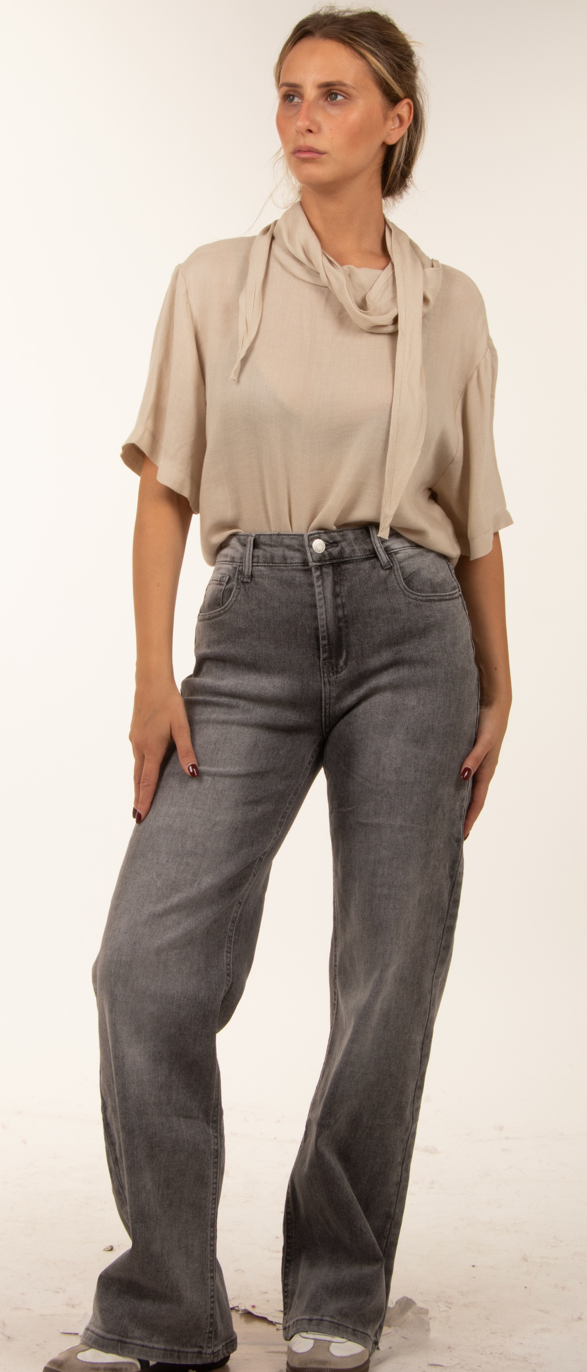 Jeans mit hohem Bund und ausgestelltem Bein