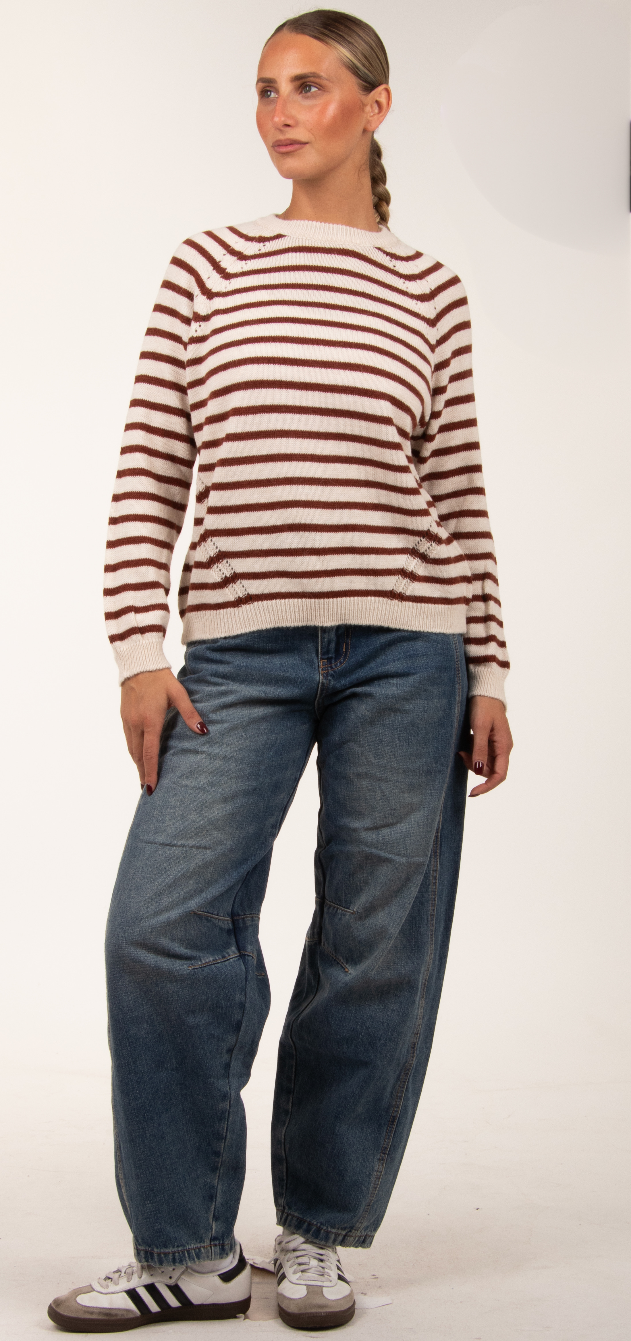 Gestrickter Raglanpullover mit Streifen
