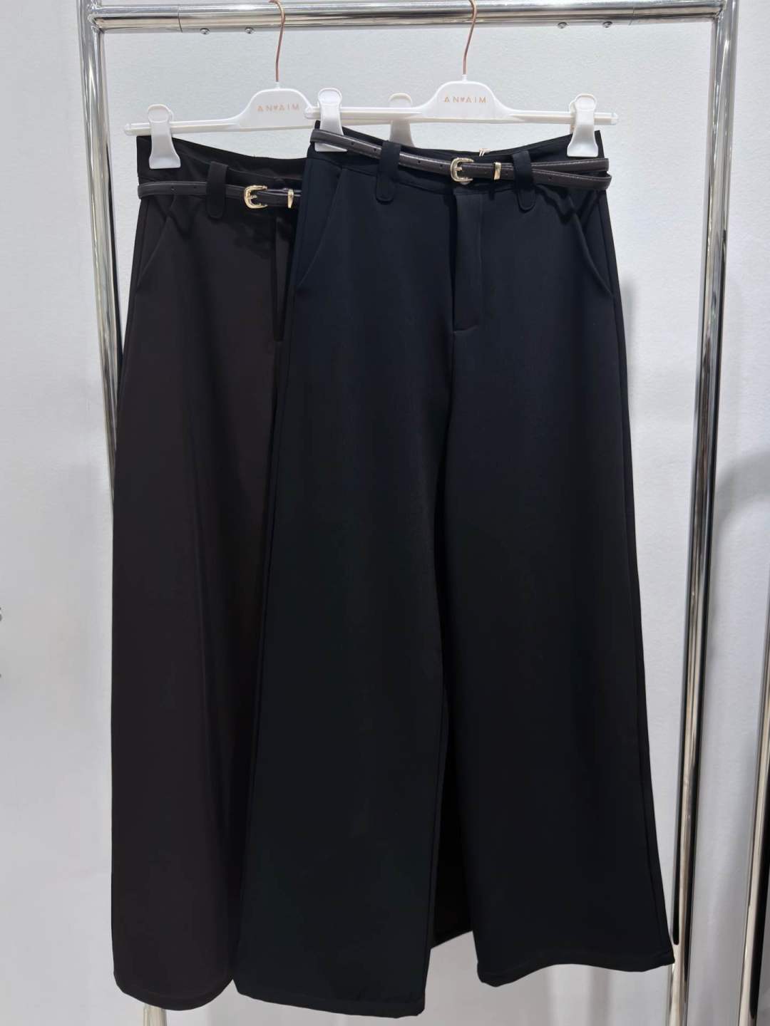 Weit geschnittene Hose mit hohem Bund