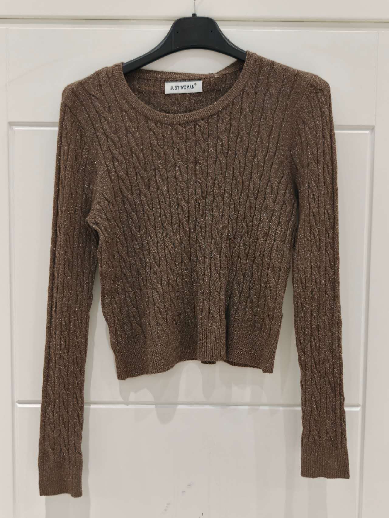 Figurbetonter Pullover mit Zopfmuster