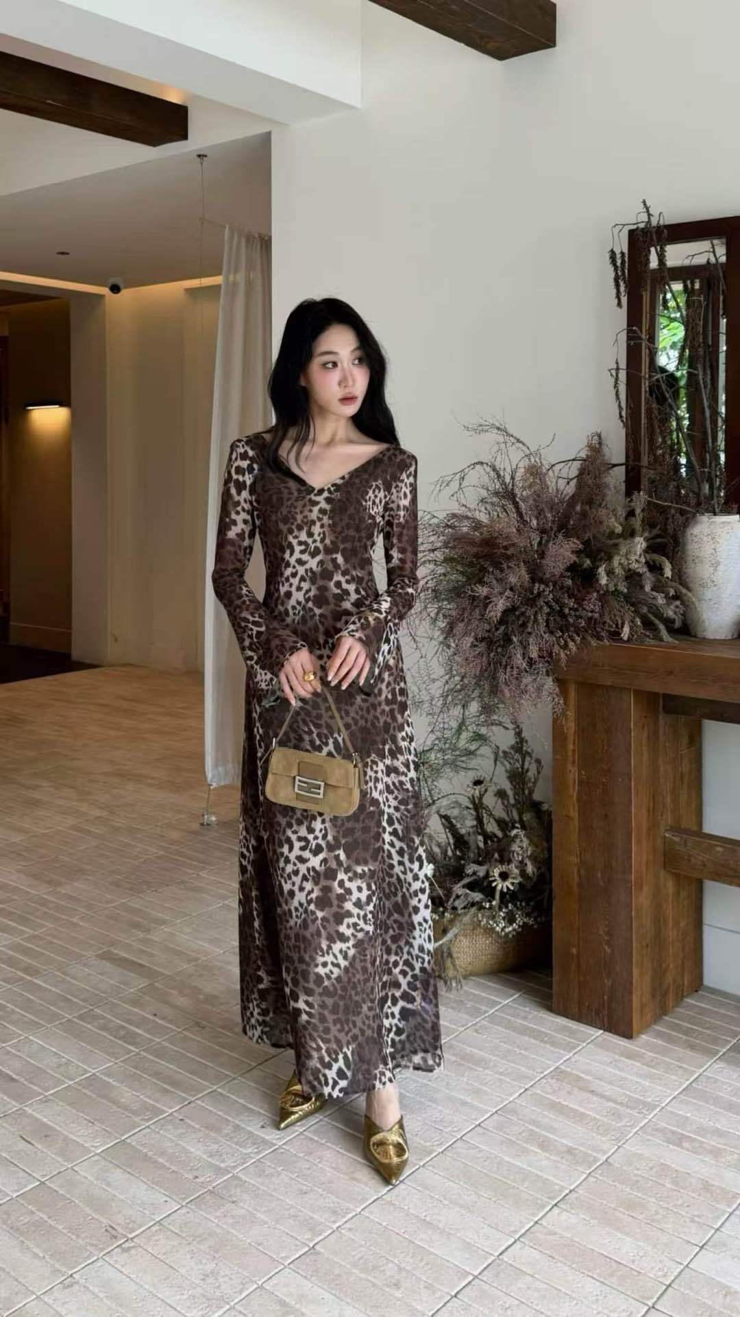 Figurbetontes Maxi-Kleid mit V-Ausschnitt