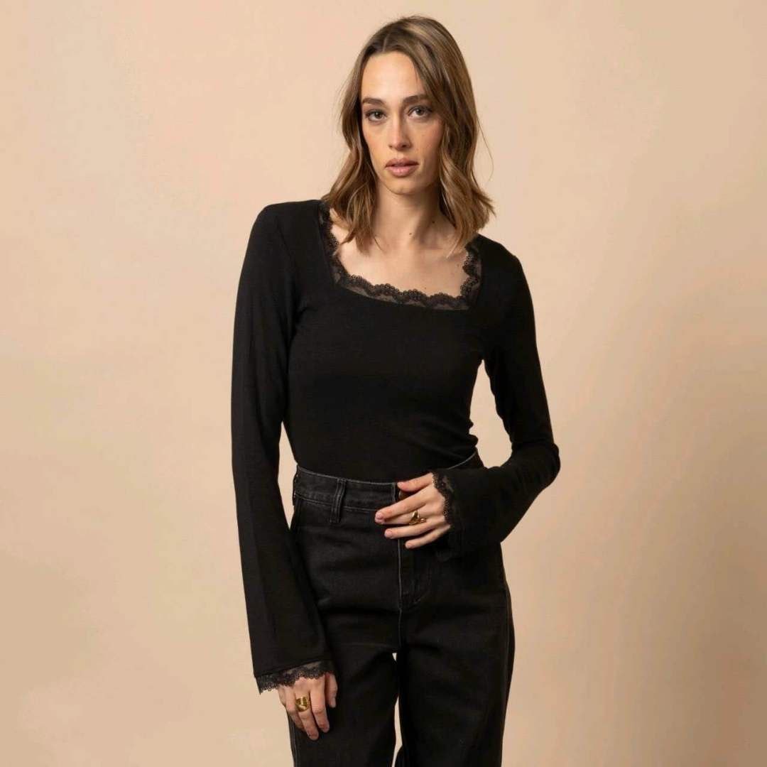 Figurbetontes Top mit Spitzenbesatz