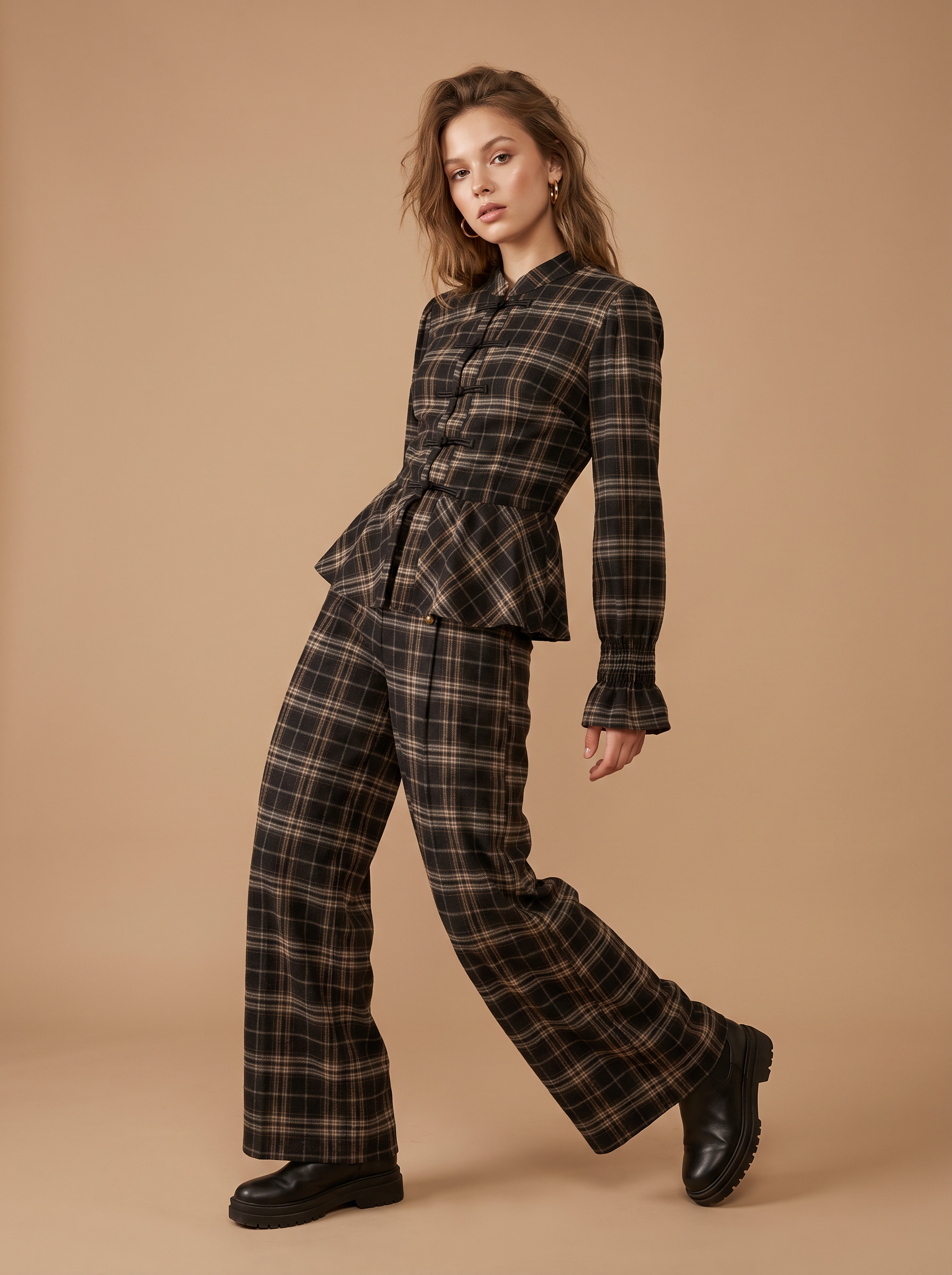 Bluse mit Baskenpassé und Stehkragen
