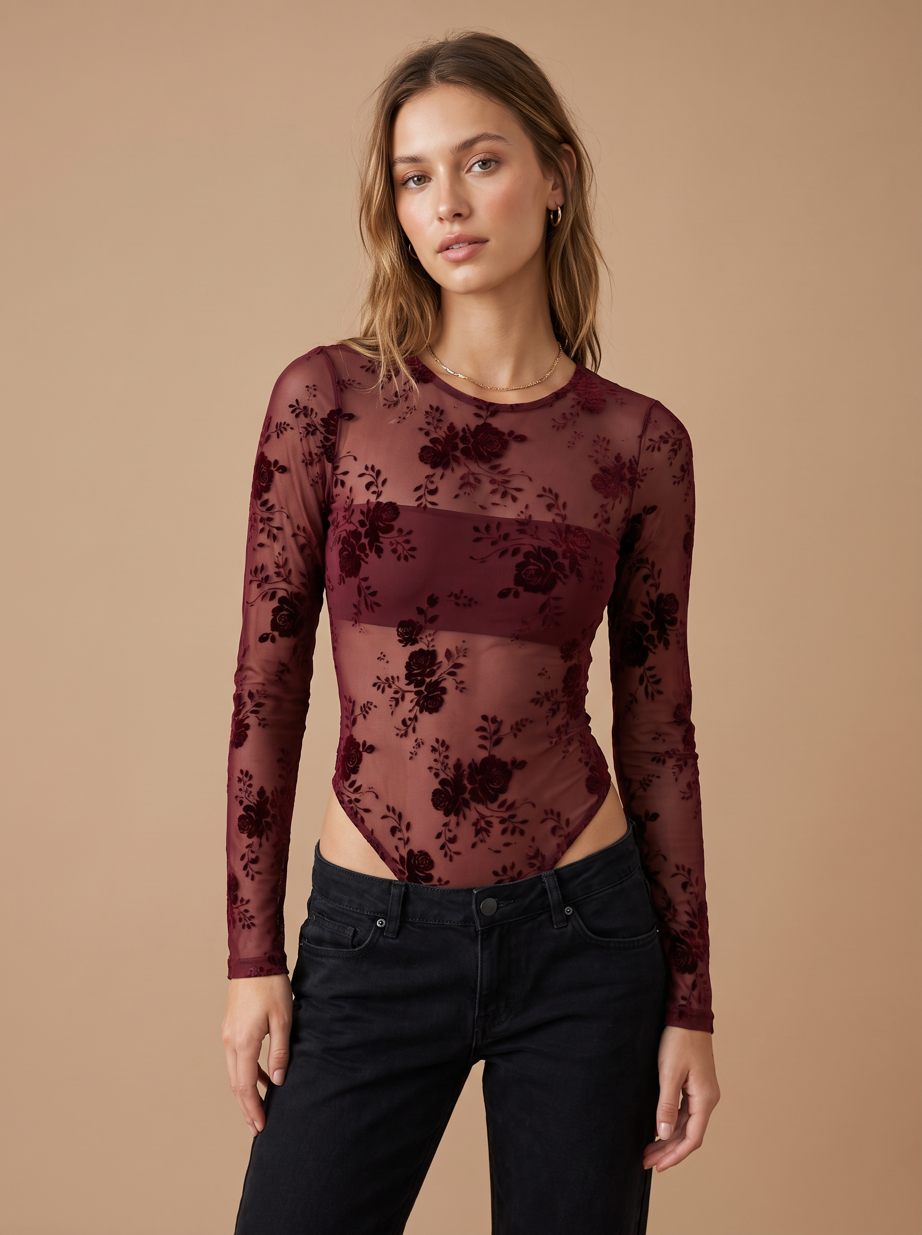 Figurbetontes Top mit geflocktem Blumenmuster
