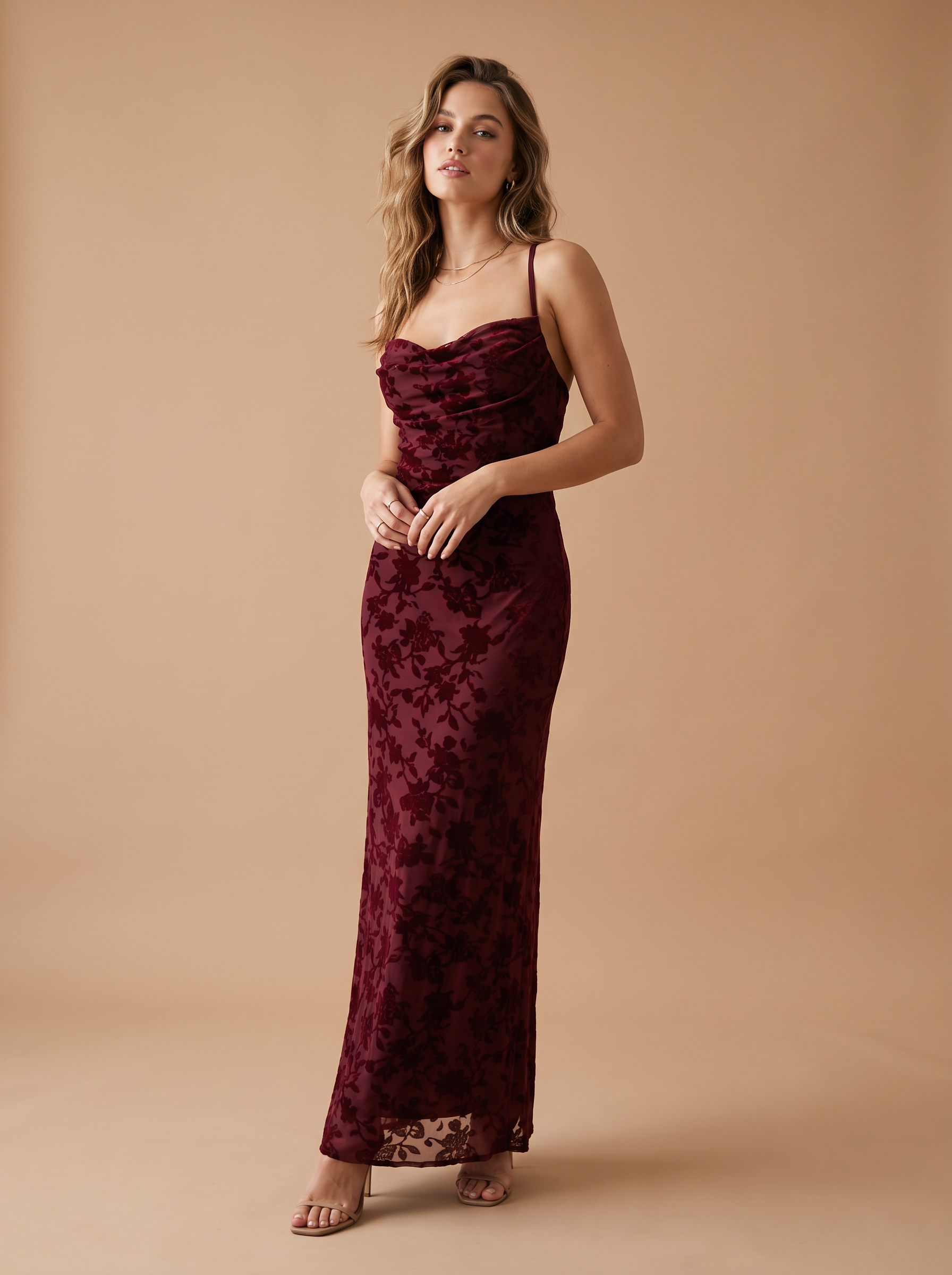 Figurbetontes Maxi-Kleid mit Wasserfallausschnitt