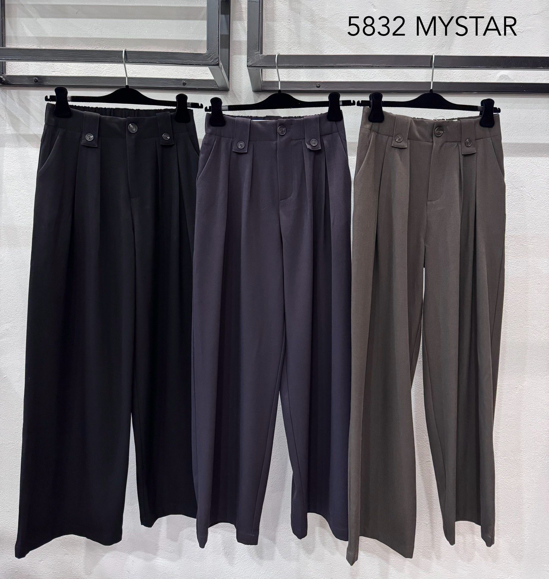 Weite Hosen mit Bundfalten