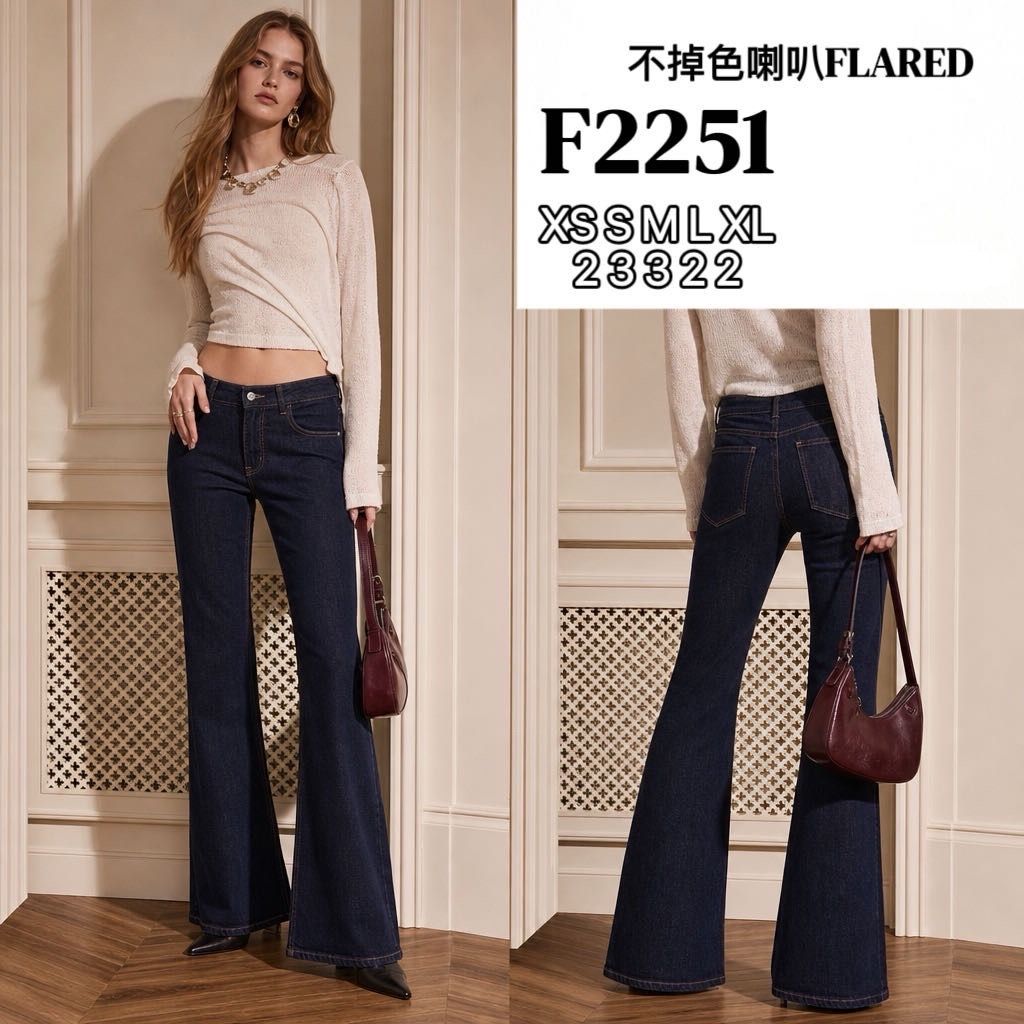 Eng geschnittene Flared Jeans