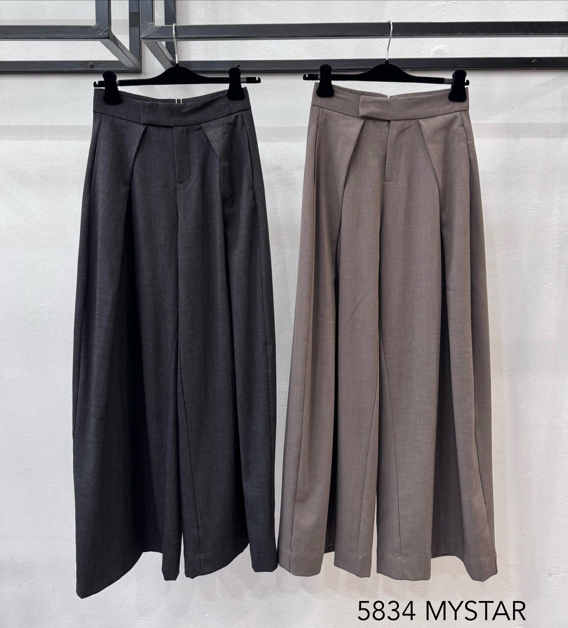 Weit geschnittene Hose mit Falten