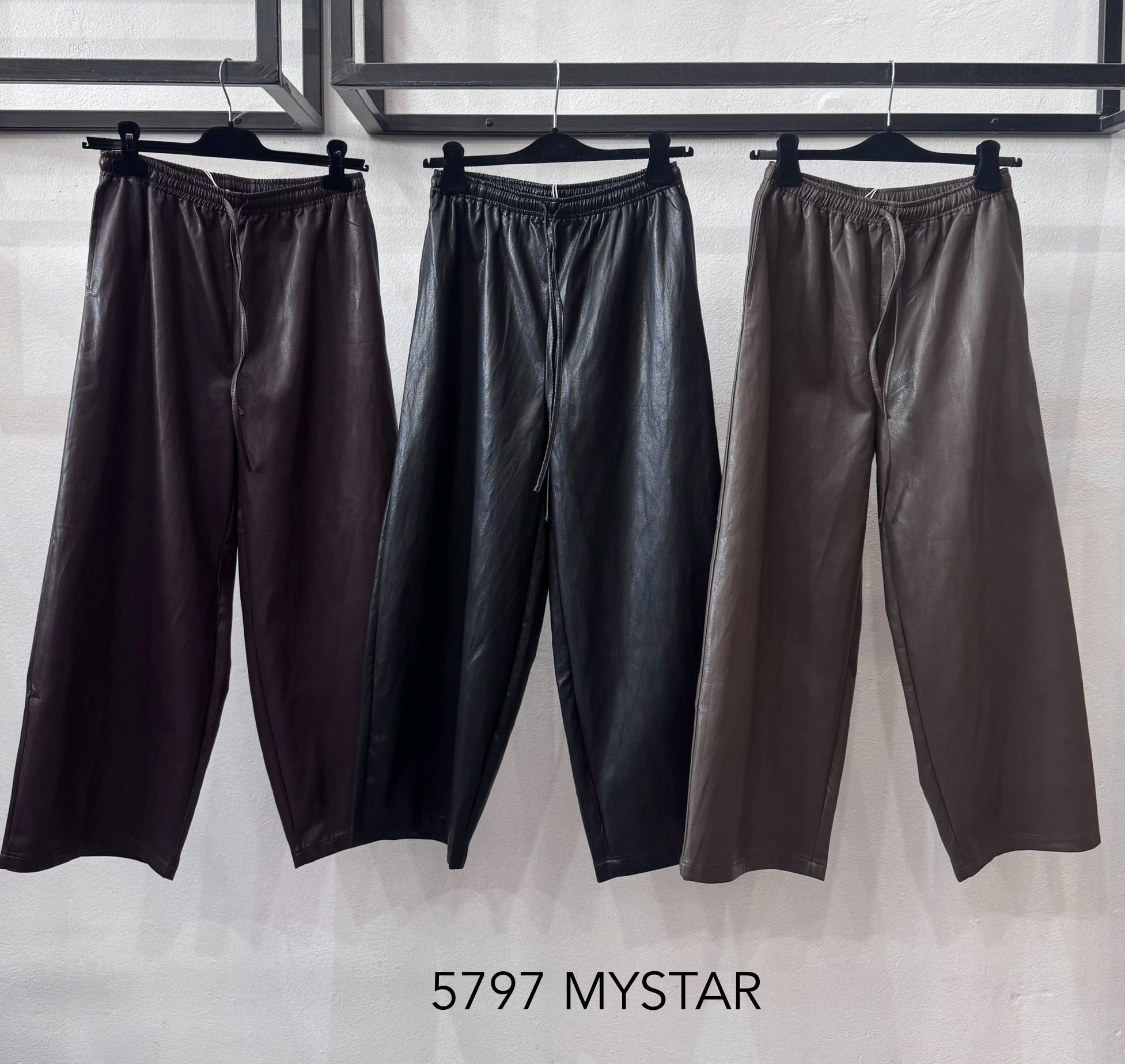 Weit geschnittene Fake‑Lederhose mit Kordelzug