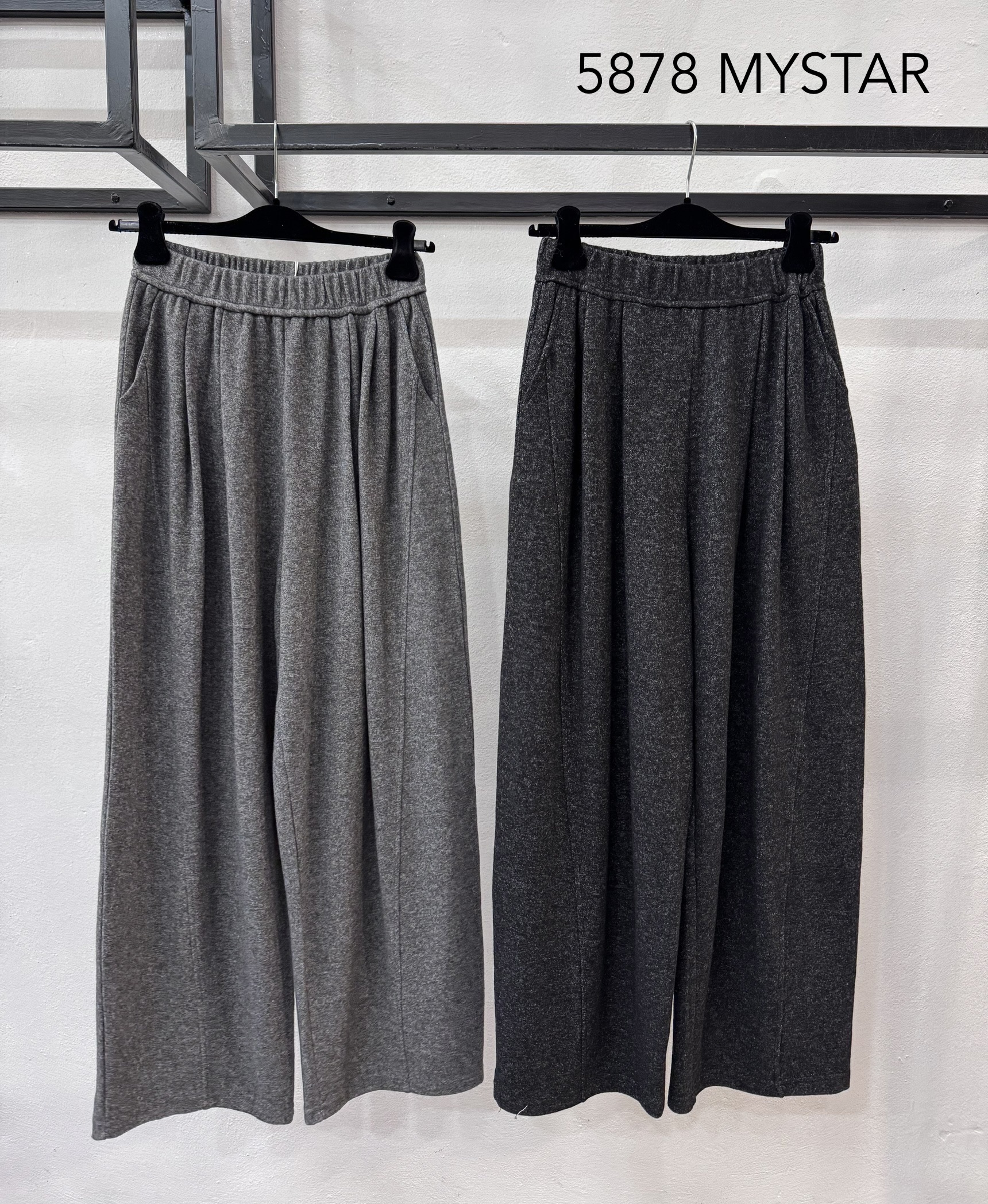 Weit geschnittene Hose mit Falten