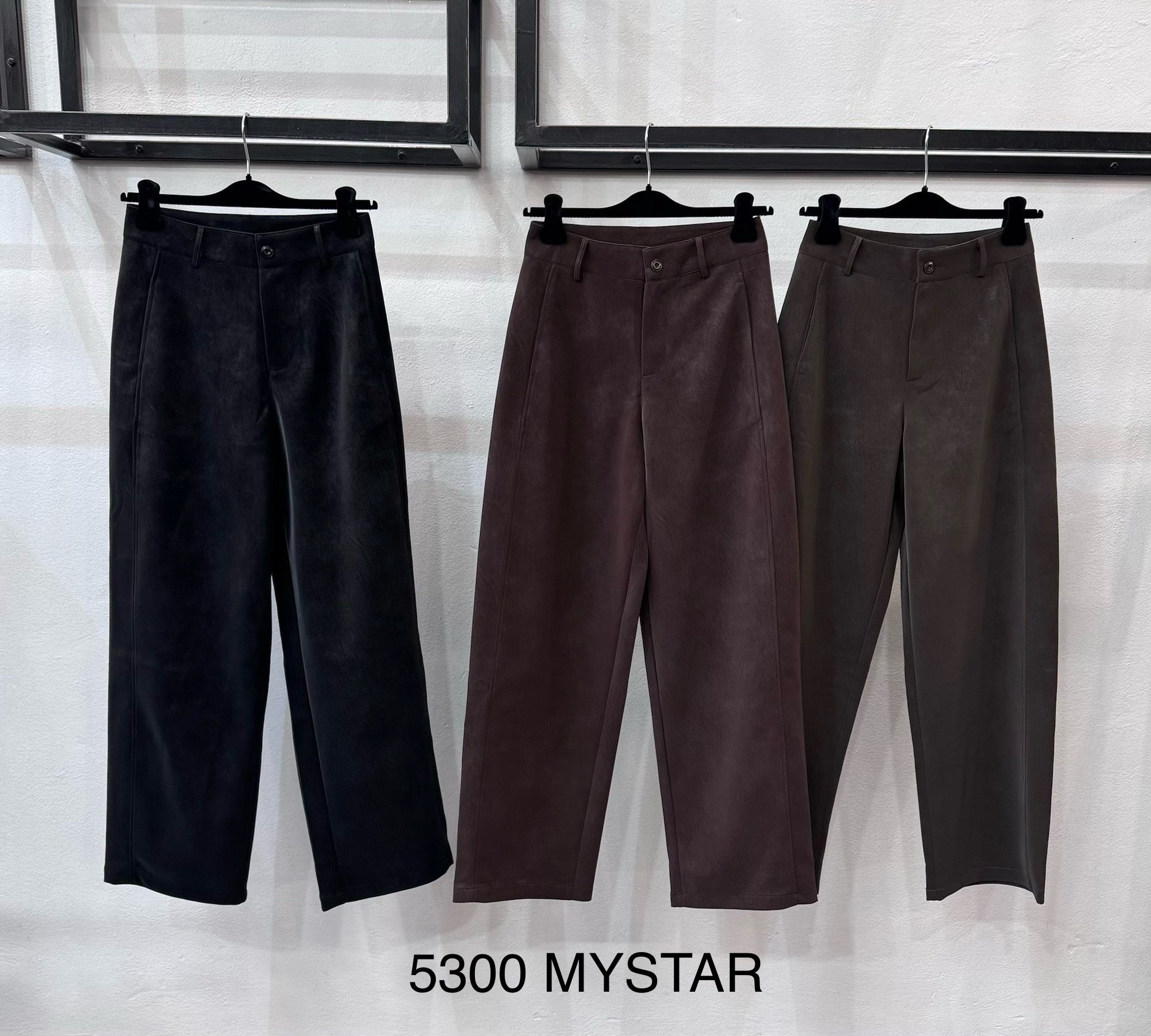 Hochgeschnittene Chino mit geradem Bein