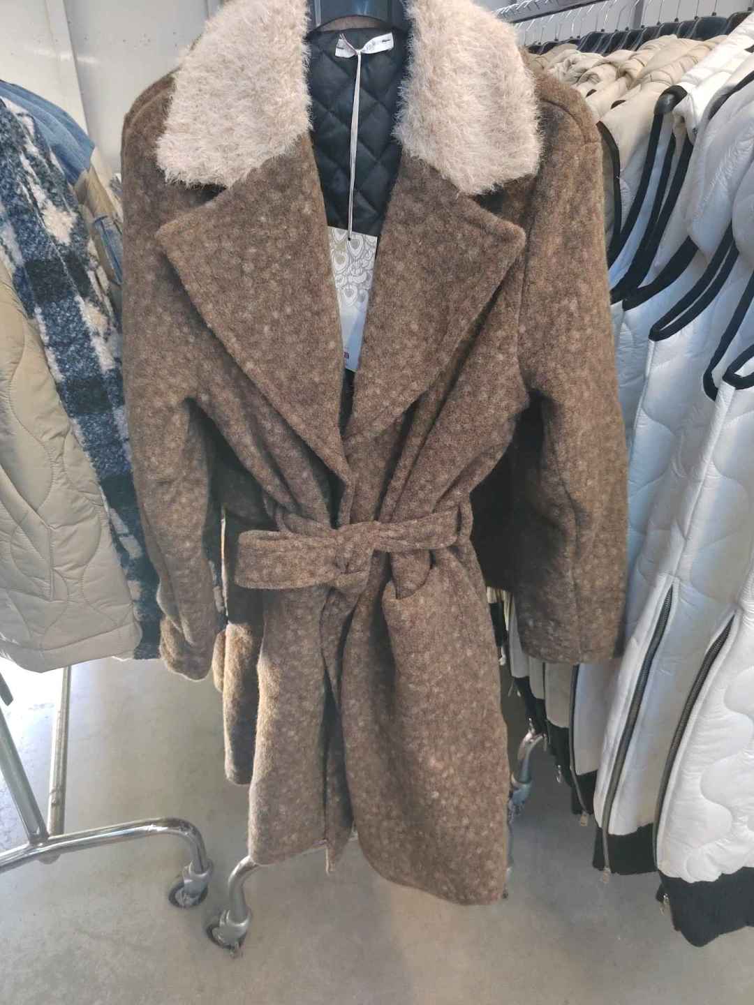 Verlängerter Maßschnitt-Mantel mit Gürtel
