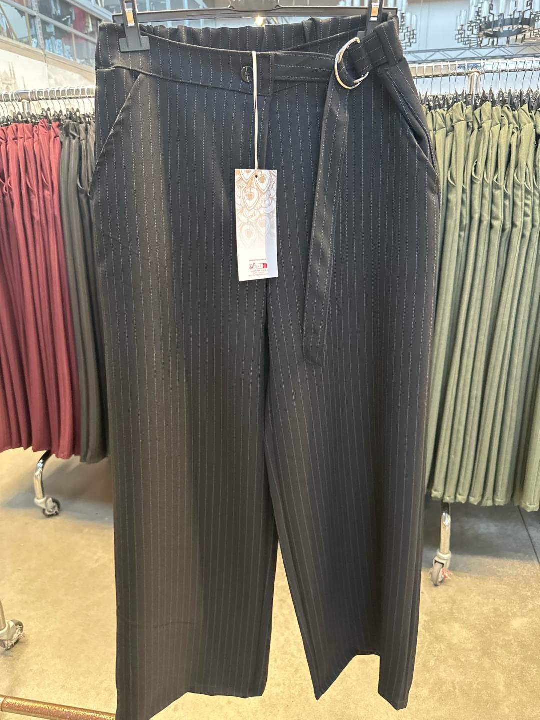 Weite Hose mit hoher Taille