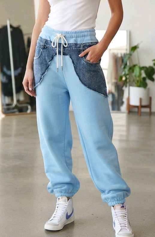 Locker sitzende Jogginghose mit Kordel
