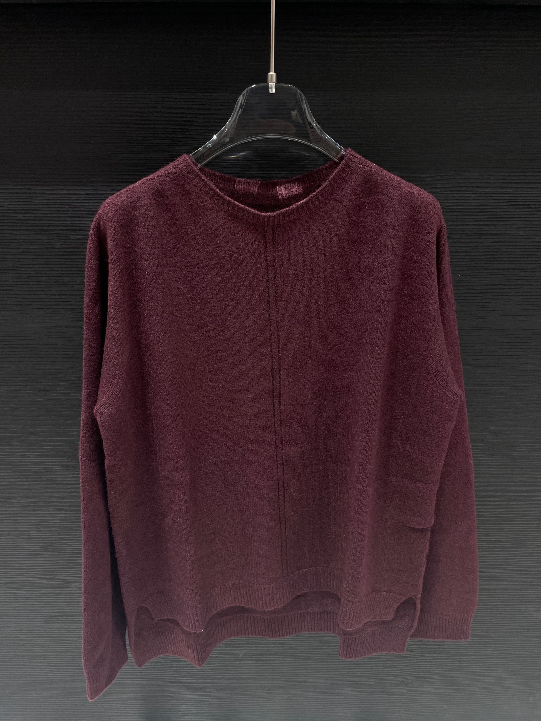 Verlängerter Pullover mit Einschnitten