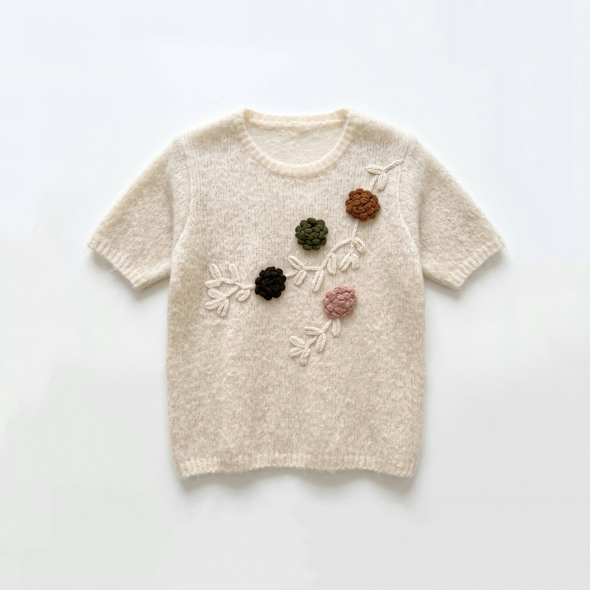 Kurzer Pullover mit 3D-Stickerei