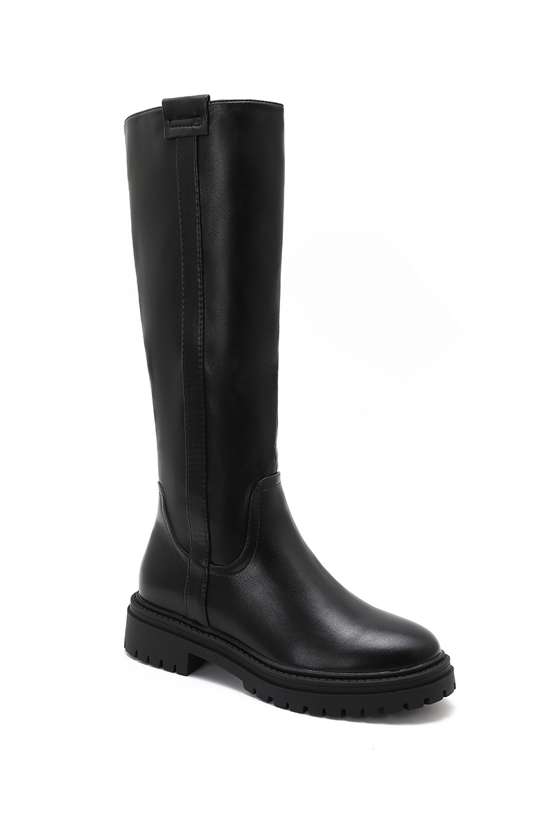 Wildleder-Stiefel mit traktorähnlicher Sohle