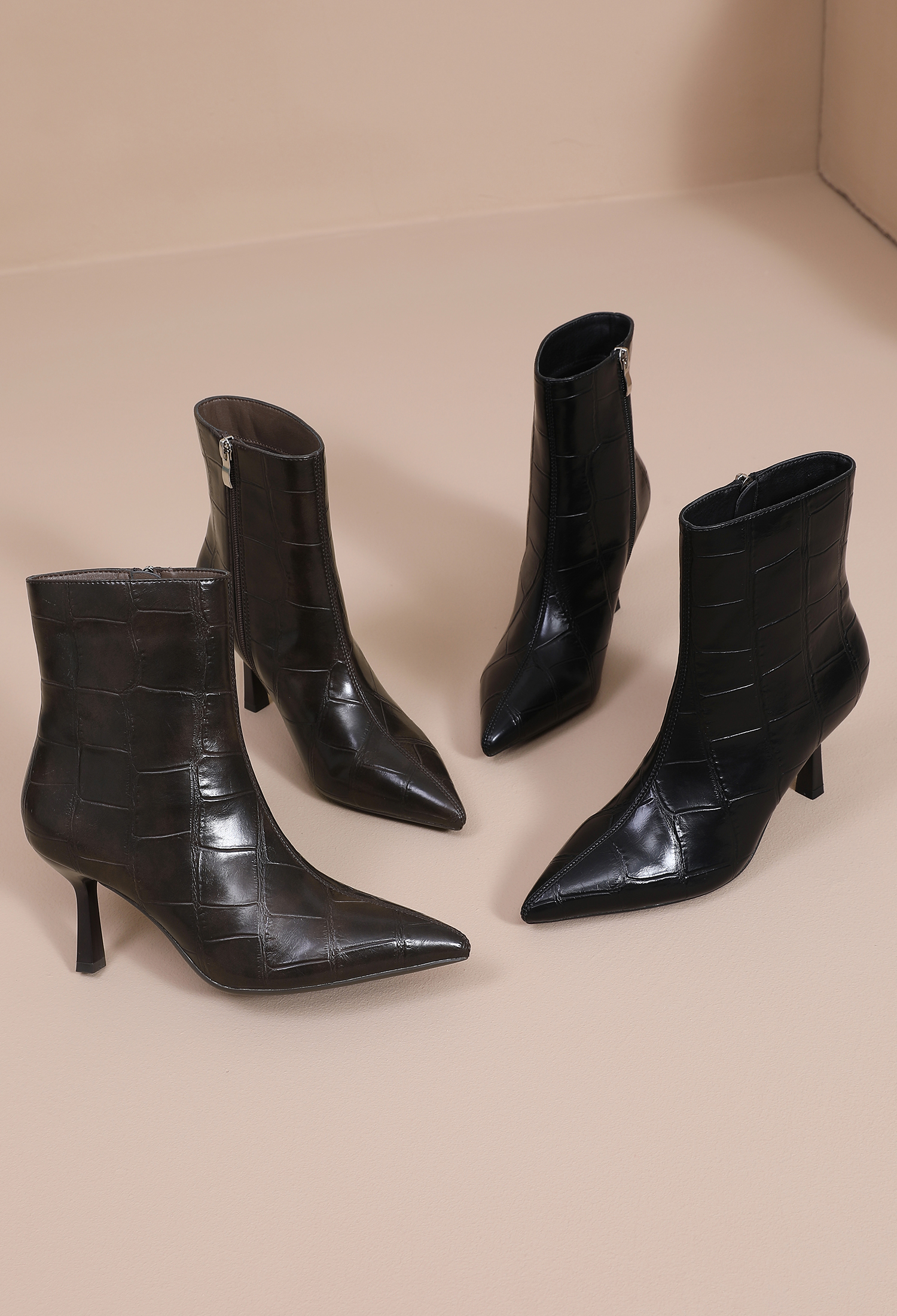 Knöchelhohe Stiefeletten mit Krokoprägung und Stilettoabsatz