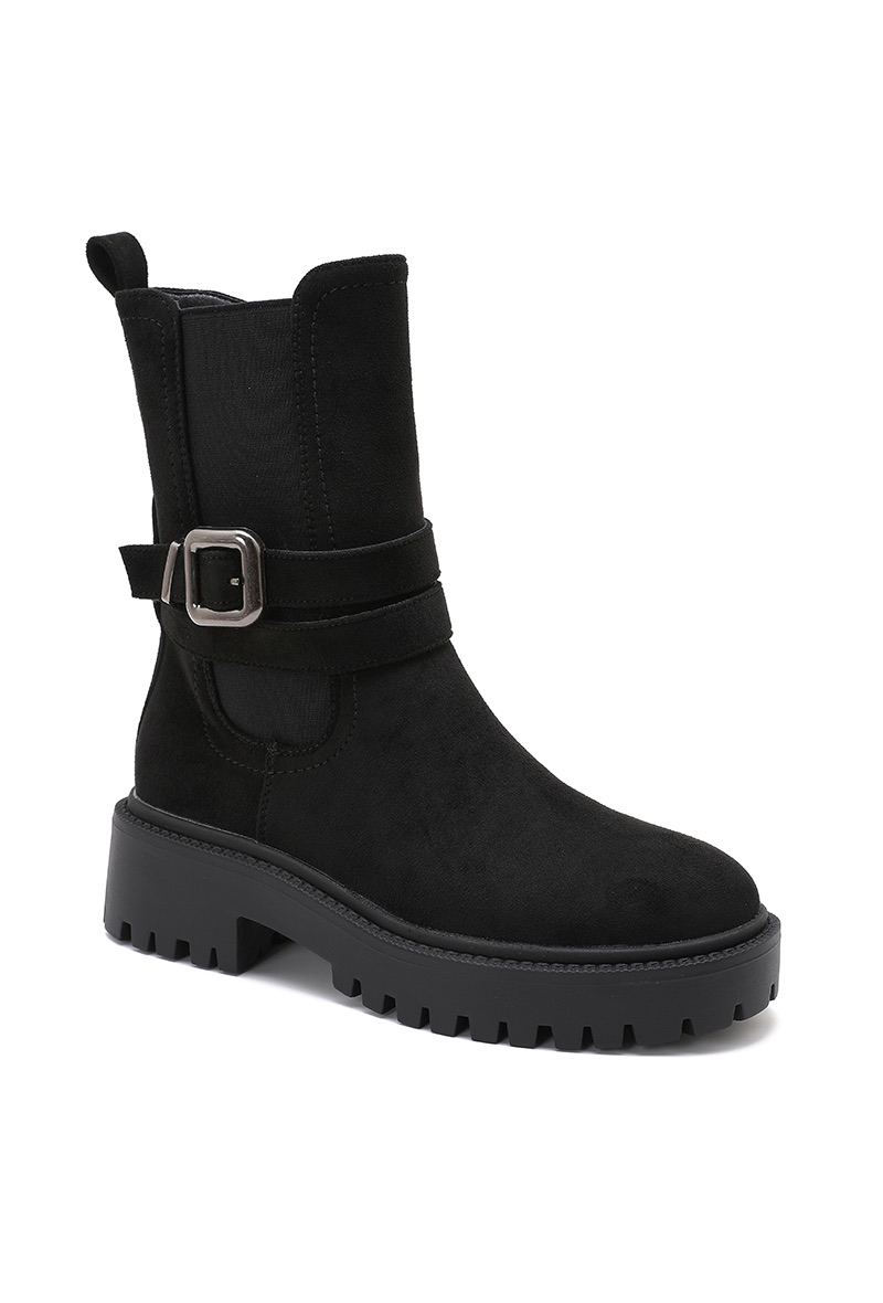 Massive Stiefeletten mit Traktorsohle und Riemen