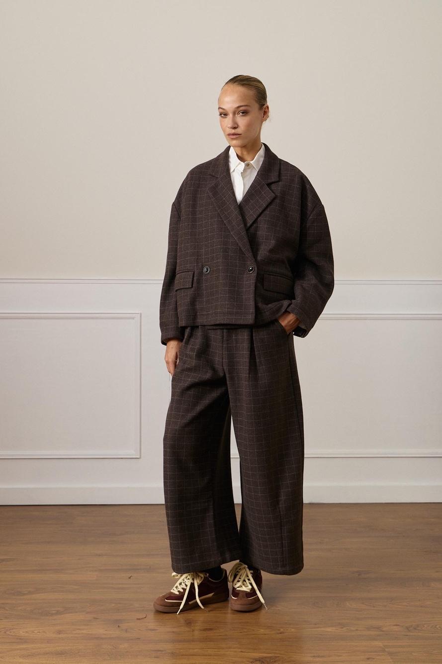 Hoch taillierte Hose mit weitem Bein