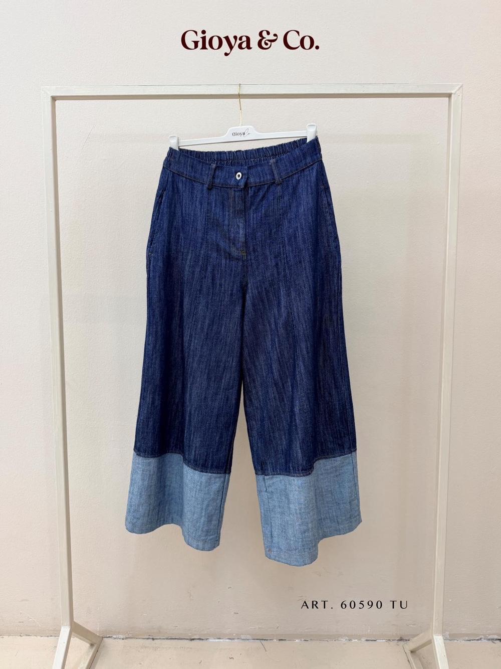 Locker ausgestellte Hose