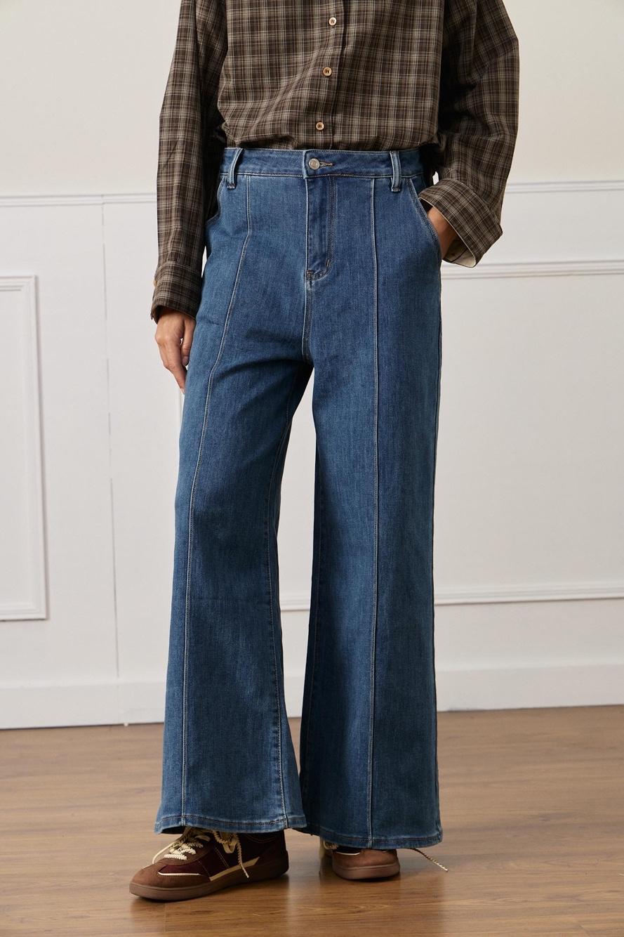Jeans mit weitem Bein und Ziernähten