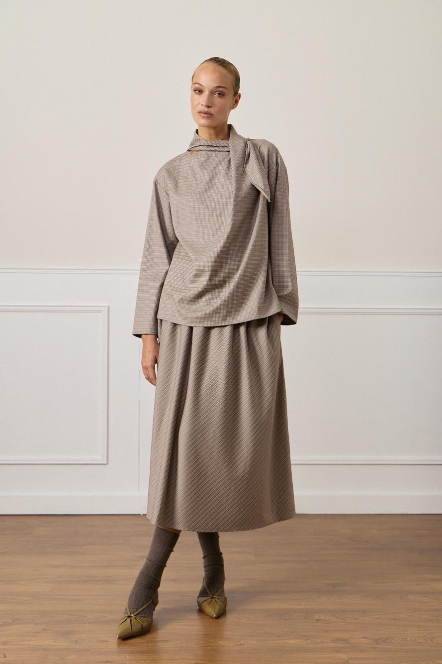 Bluse mit Stehkragen und Schleife