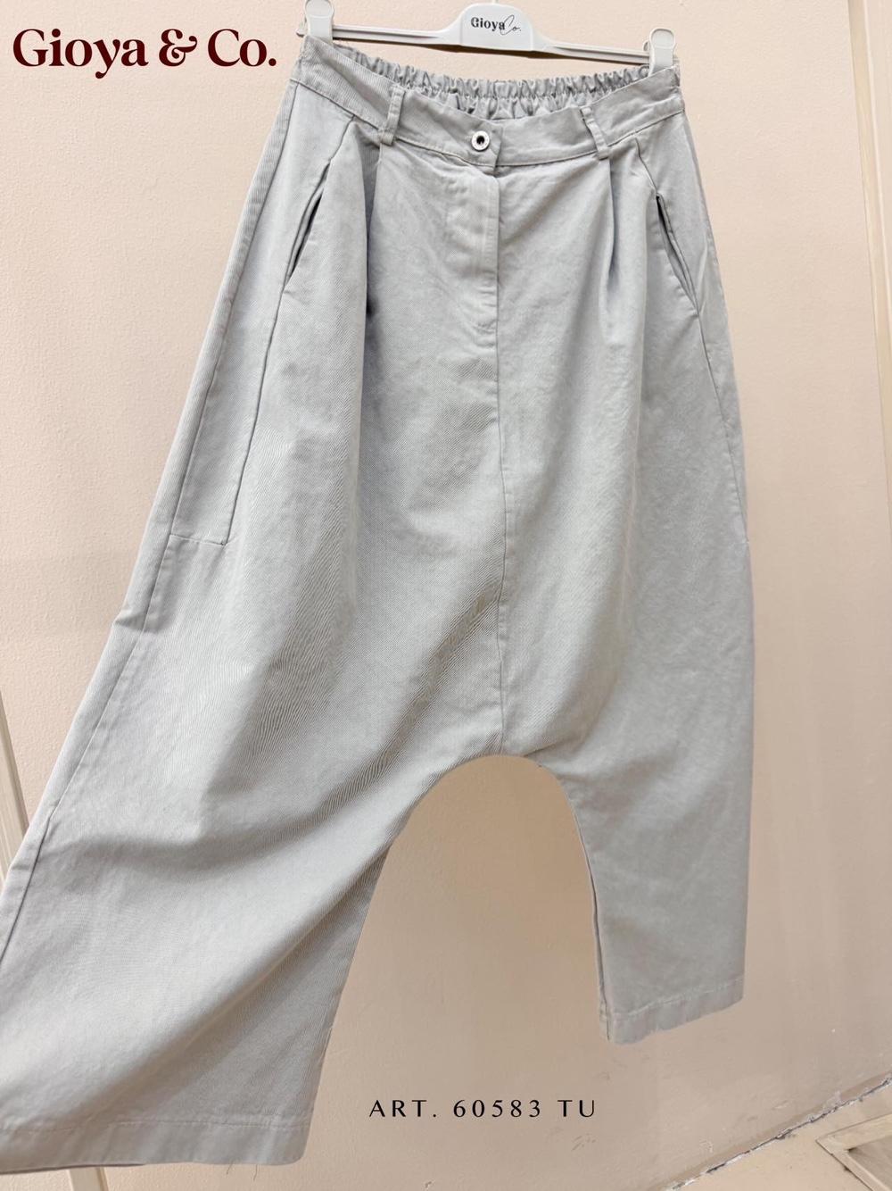 Weite Hosen mit Falten