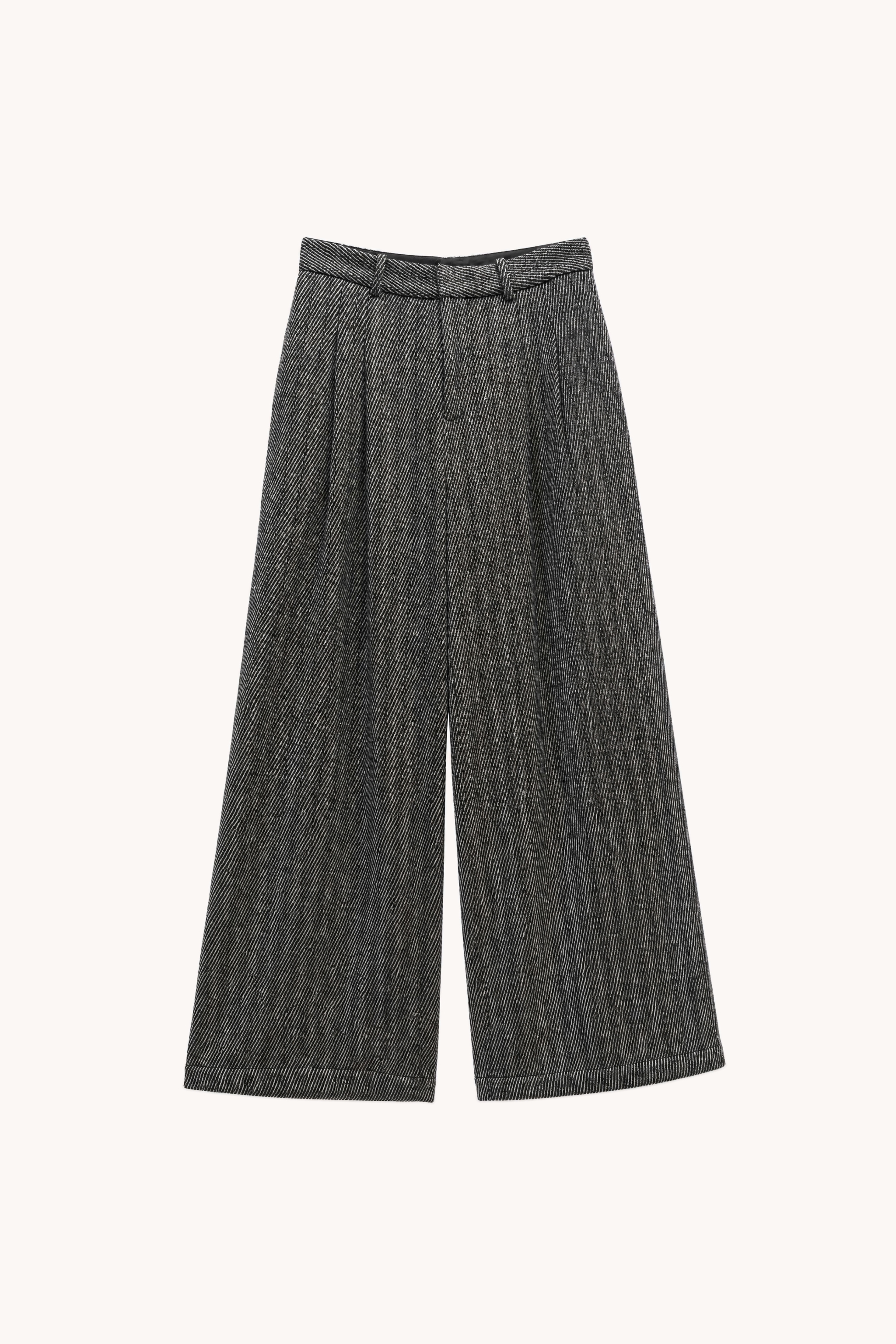 Weite Hosen mit Falten