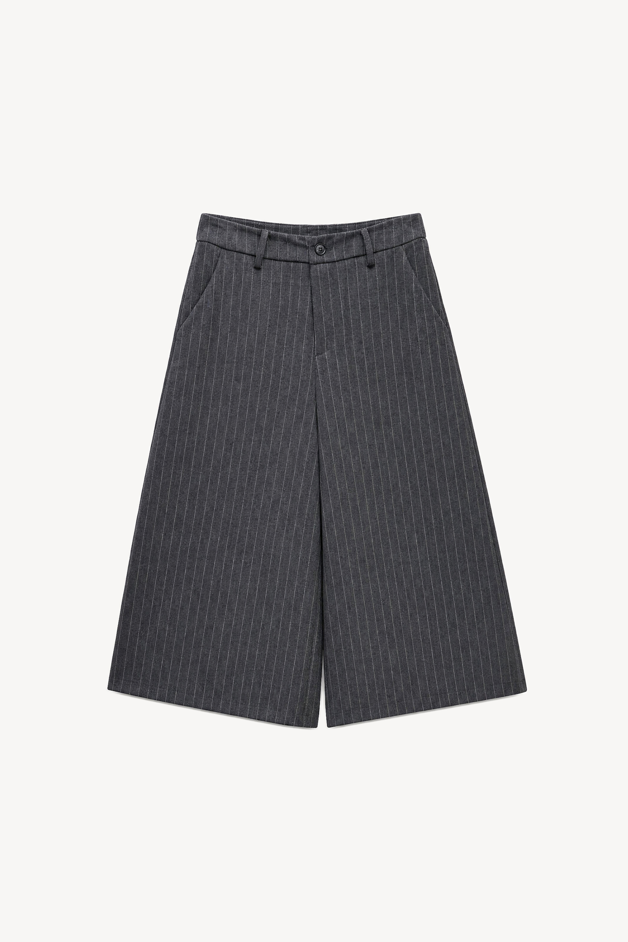 Bermuda‑Shorts mit hohem Bund und Gürtel
