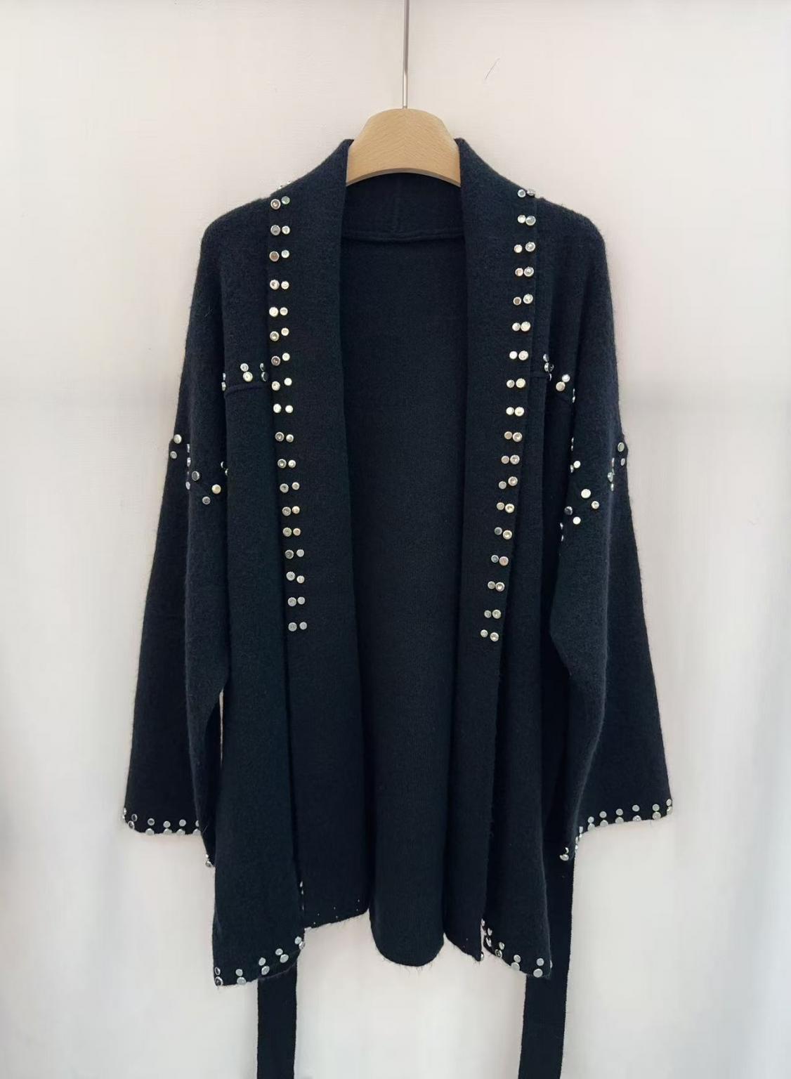 Langer Cardigan mit Nietenbesatz