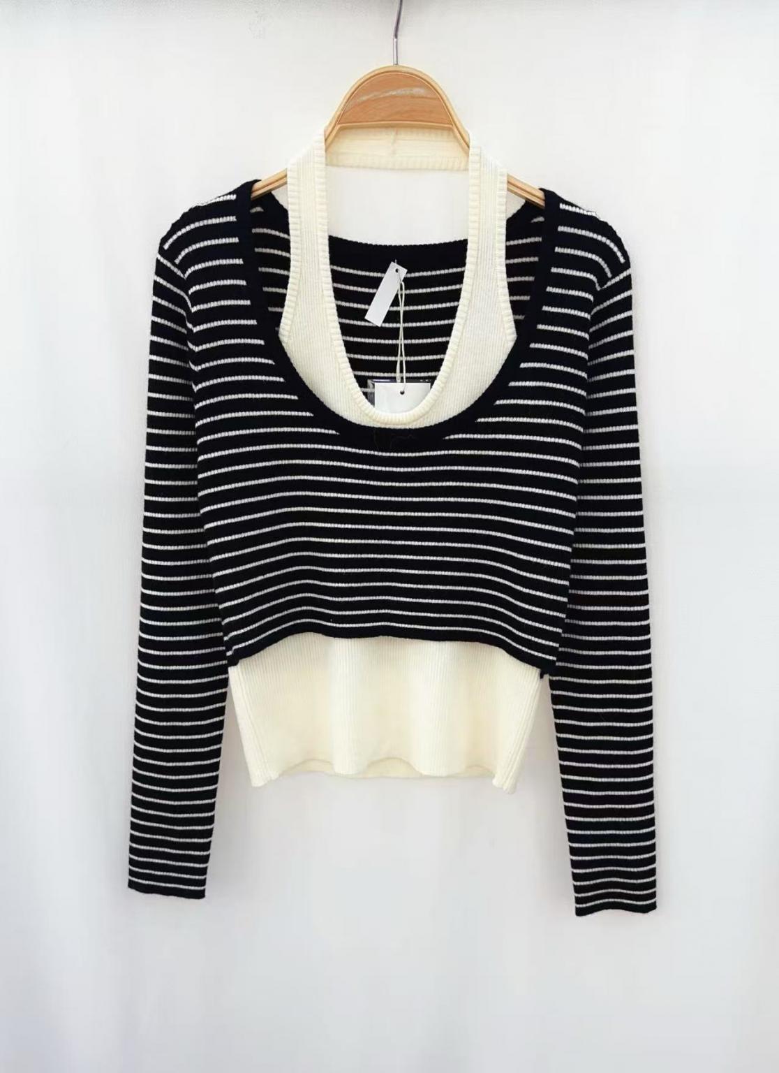 Cropped Strickpullover mit feinen Streifen