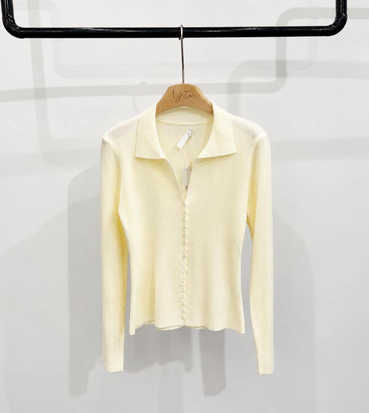 Figurbetonter Cardigan mit Hemdkragen