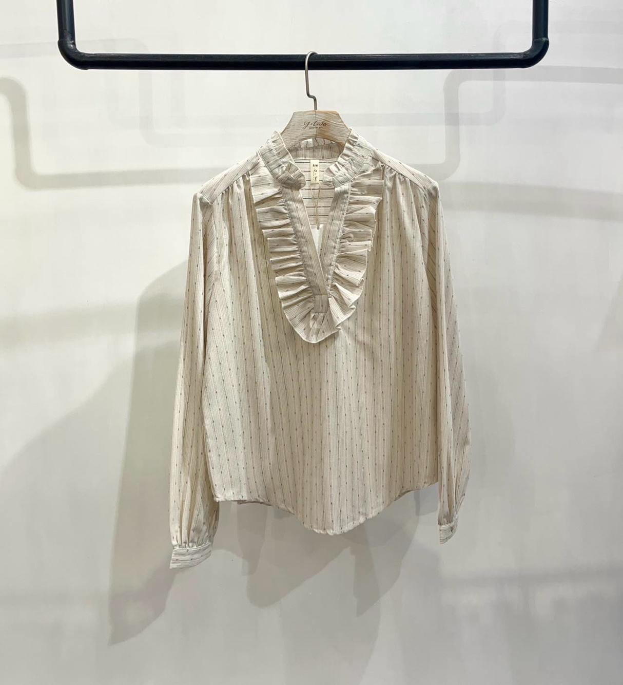 Bluse mit Rüsche in V-Form